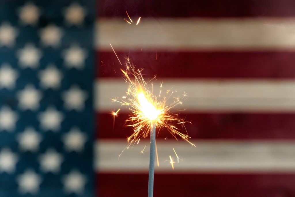 aspersor frente a la bandera de Estados Unidos
