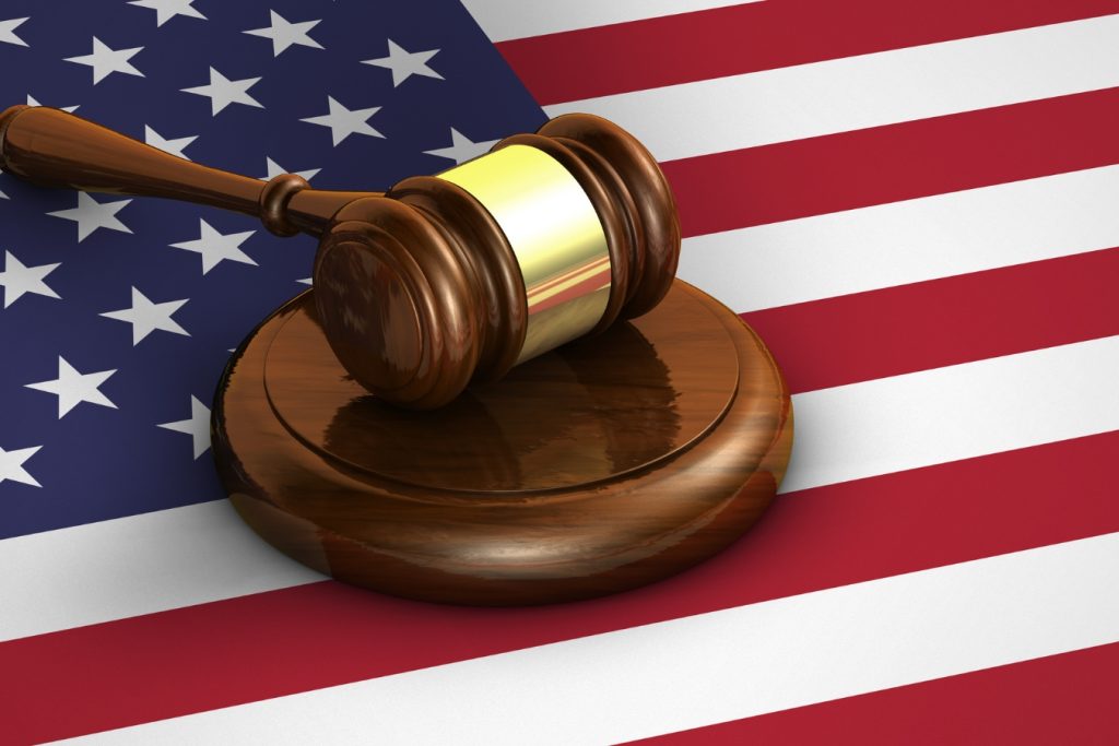 Mazo judicial frente a la bandera de Estados Unidos