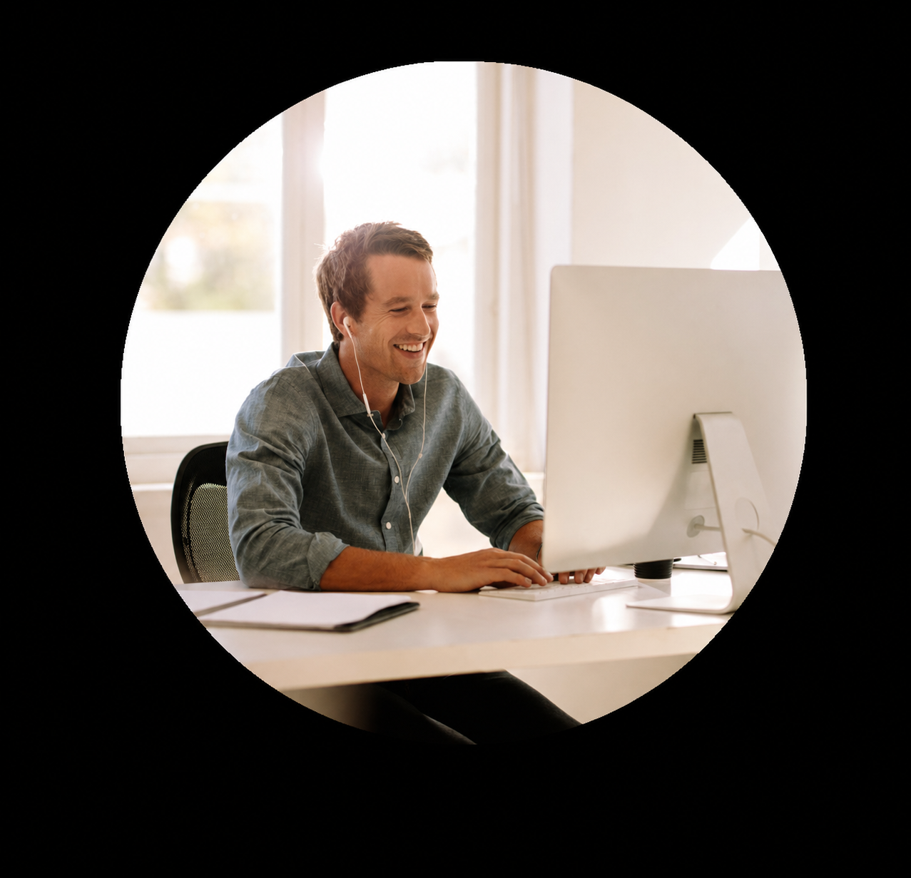 Emprendedor digital trabajando con su LLC en Estados Unidos